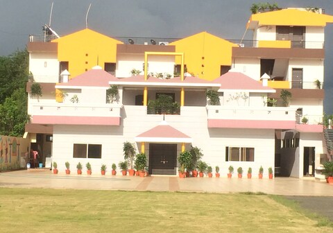 Kanha Vatika And Resort