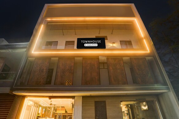 Super Townhouse Haibowal Chowk Near DMC