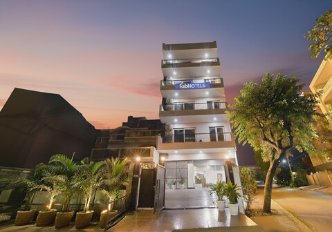 FabHotel Luxe 8 Stayz - Phase 1 Metro, Golf Course Road & ArjunMarg