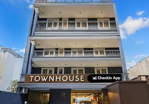 Super Townhouse Oak Udyog Vihar