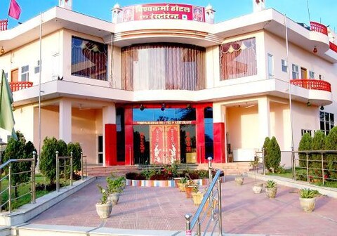 VISHWAKARMA HOTEL REENGUS ( 20 kms from Khatushyam Ji Temple )