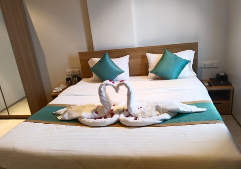 Everest Inn Chakan