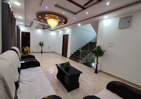 R D CONVENTION AND LUXURY ROOMS