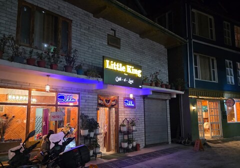 The Little King Cafe and Stay