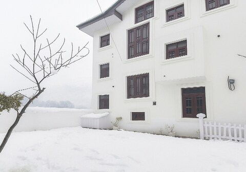 Mountain Vista Inn | 5 Mins Walk to Dal Lake | Hot & Cold AC