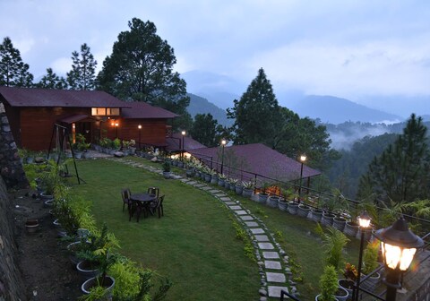PINEWOOD COTTAGES & HOMESTAY