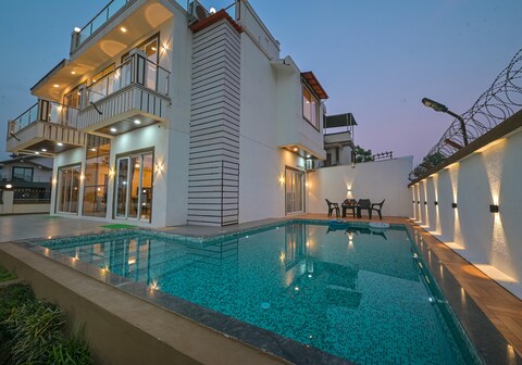 4BHK Vivanta w Lawn & Common Turf by Jalanta Stays