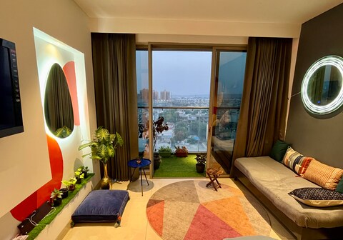 Two Passangers Circle Netflix Studio