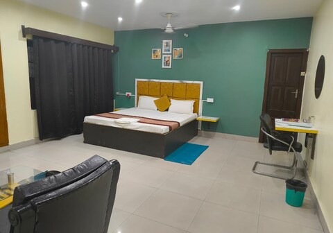 CLOVETREE CHANDRALOK CONTINENTAL.