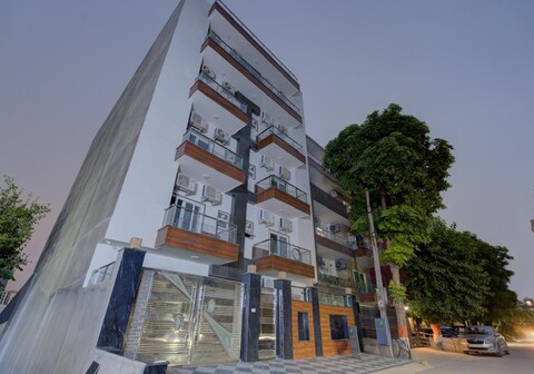 Hotel Aura Homes Near Artemis Hospital