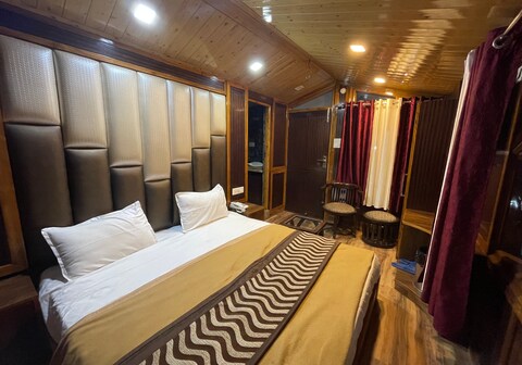 THE CASTLE | Rooms in a Homestay