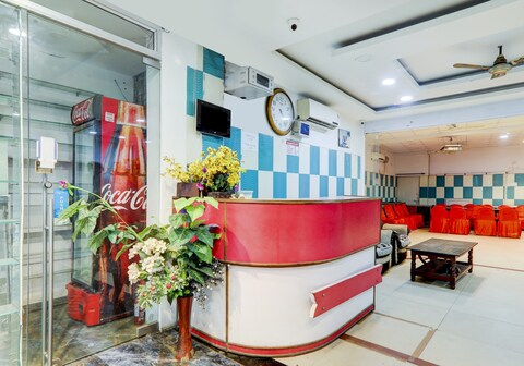 Hotel O Moon Palace Near Sahara Ganj Mall