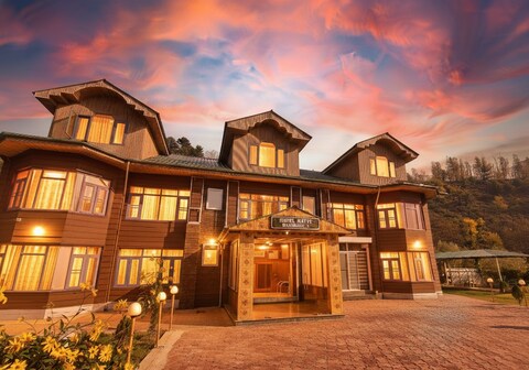 Hayat Residency (10 min. drive to Main Market)