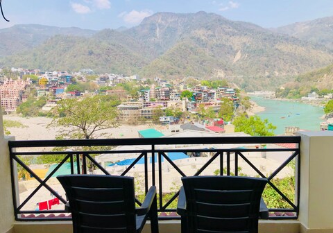 Trinetra guest house