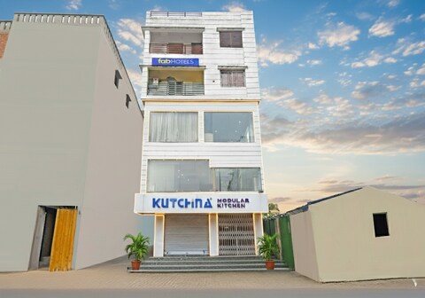 FabHotel The Crown - Near Star Mall