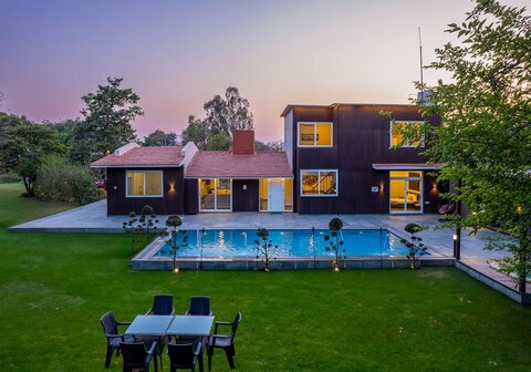 Mulberry Farmhouse | Luxe 5BHK Retreat with Jacuzzi