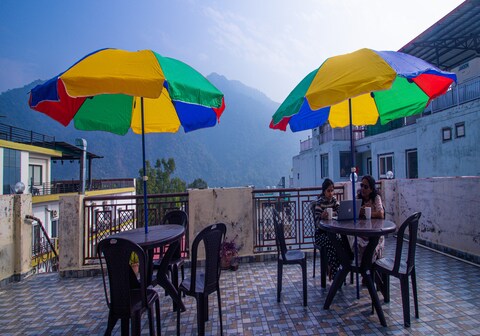 Triple One Hostel & Hotel - Near Lakshman Jhula