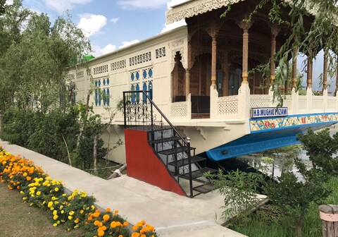 Houseboat Mughal-e-Azam