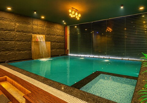 Lavish 6BHK Pool Villa Near Jaipur Railway Station