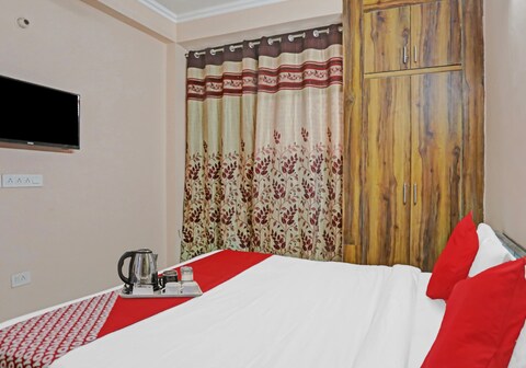 Hotel O Star Sector 16 Metro Station