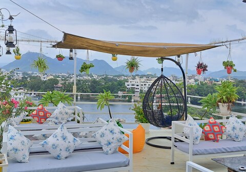 Raahi Backpacker's Hostel |Rooftop Restaurant at Lake Pichola|