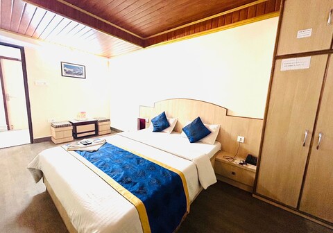 Dhe Kyi Khang by Magwave Hotels-100 Mts from MG Marg