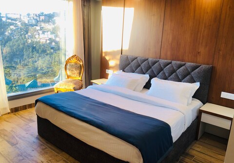 Rekhis BnB (1 km from Mall Road)