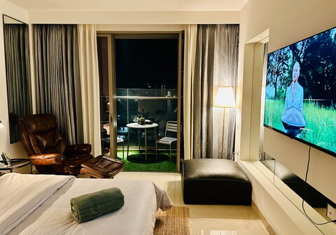 Luxe Studio, iSmart Massage Bed @ Vohra Mansion