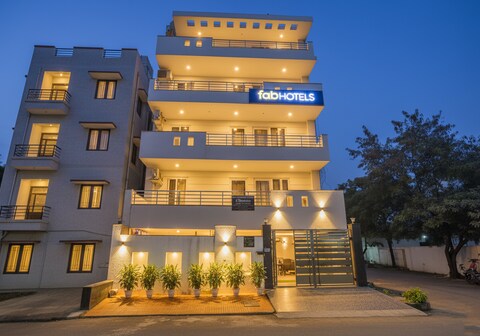 FabHotel White House BNB - Nr. Yashobhoomi Convention Centre