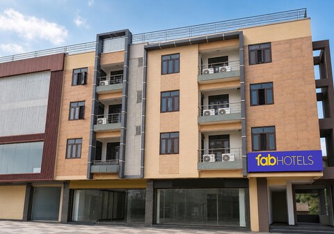 FabHotel Rushank Palace - Near Jawahar Circle, World Trade Park