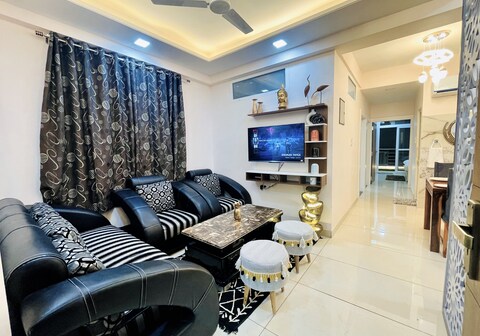 3BHK Airport Bliss Apartment with Balcony Netflix n Prime