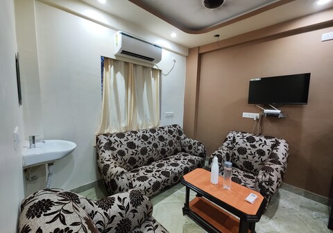 Luxury 2BHK 10 mins from Acropolis Mall Kasba