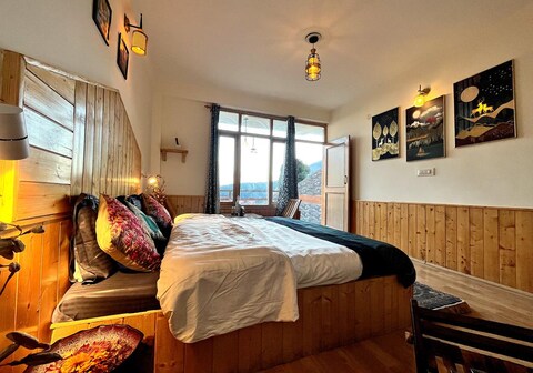 Divine Cafe - Old Manali,Near Manu Temple