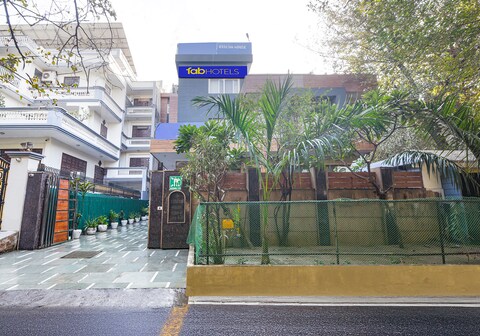 FabHotel Esscon House