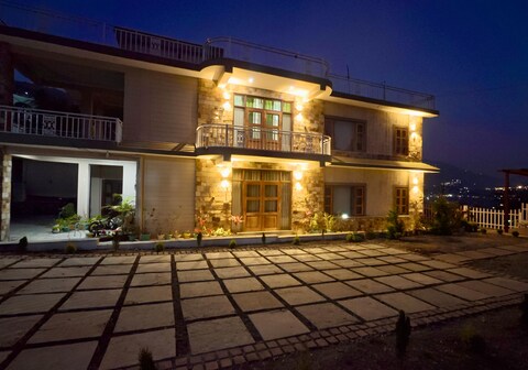 Mountain View luxury getaway - 2BHK | Hyanki Villa