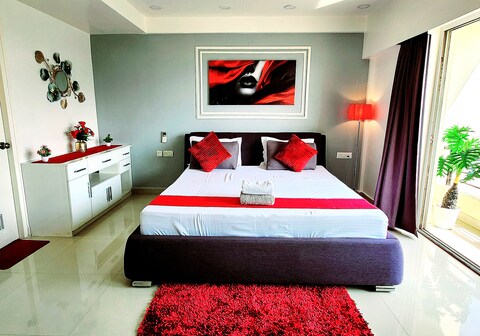 Xanadu Studio Apartment 902