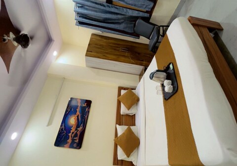 SKYInn Laxmi nagar by Twamev