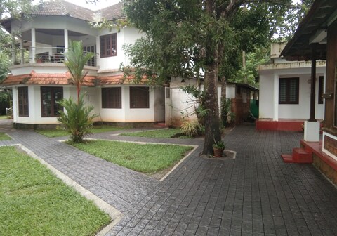 Lovedale Lakeside Homestay | Rooms & Chef