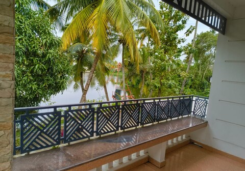 Veluthully Kayal Homestay