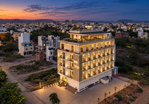 7 Rays hotel