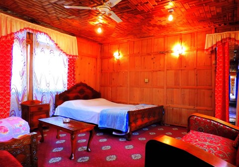 Rajas Palace Houseboats