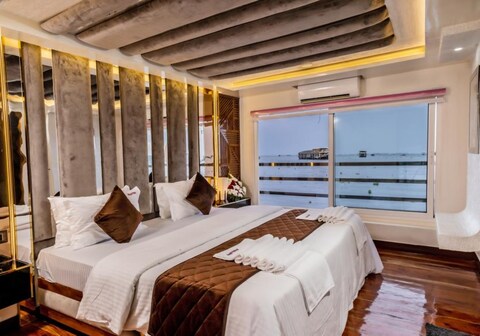 ROYAL PALACE HOUSE BOAT 1