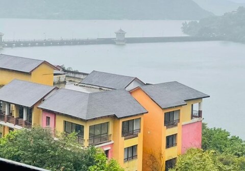 Lake Front Apartment, Lavasa