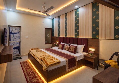 Gopal palace / Ayodhya /Parking available