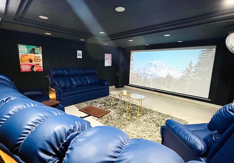 Luxurious APT jacuzzi personalised home theatre