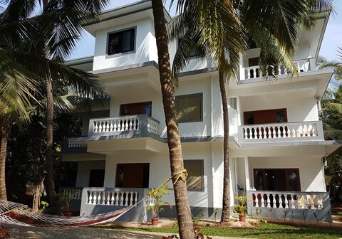 Palm Shades Spring | Rooms & Pool