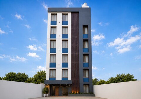 Hotel Mauli Lodging