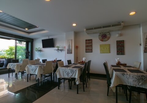 OYO 898 Sota Residence