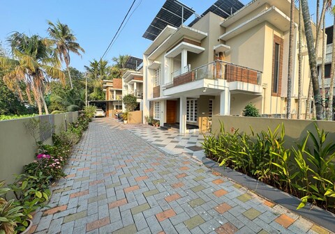 Cazle 4 BHK Villa | 10 min drive to lulu Mall