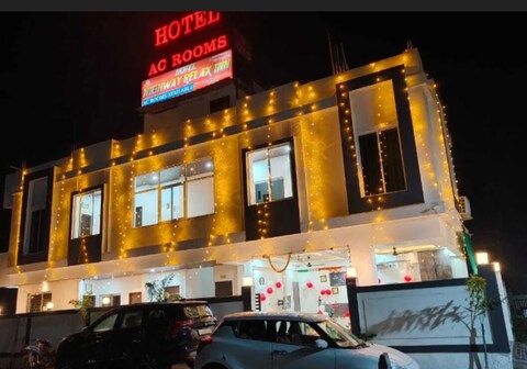 Highway Reslax Inn by GRB